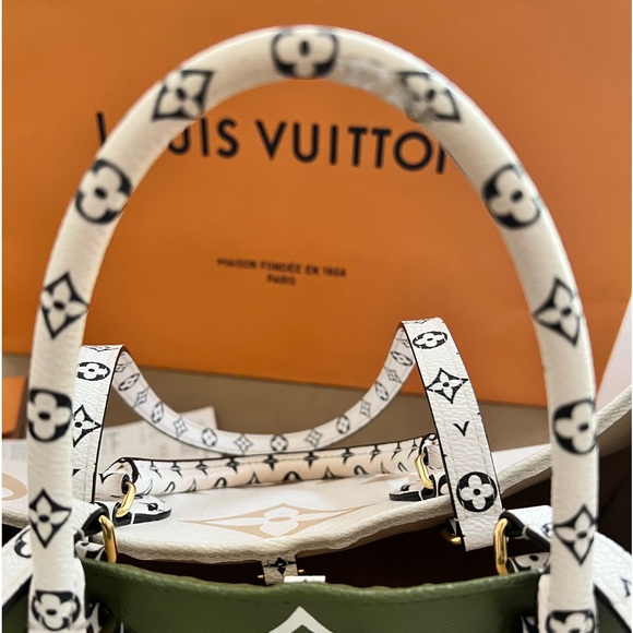 Louis Vuitton Onthego GM Giant Monogram tote bag, green/white/tan - Picture 9 of 15